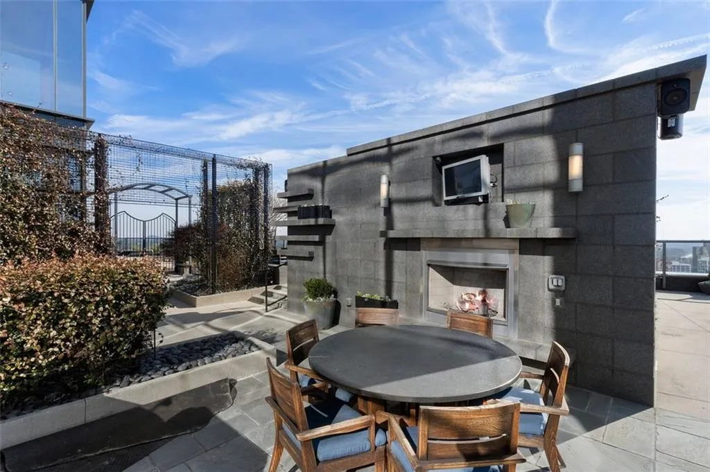 3630 Peachtree Road Ne Unit #2104, Atlanta, Georgia 30326, 2 Bedrooms Bedrooms, ,2 BathroomsBathrooms,Residential,For Sale,3630 Peachtree Road Ne Unit #2104,7667110