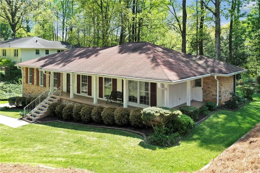 View of front of property featuring a front yard
