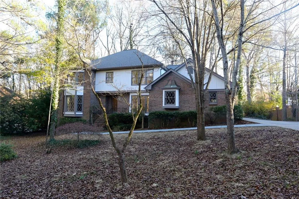 5025 Willow Bluff Drive, Sandy Springs, Georgia 30350, 5 Bedrooms Bedrooms, ,4 BathroomsBathrooms,Residential,Sold,5025 Willow Bluff Drive,6112183