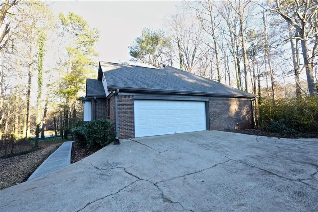 5025 Willow Bluff Drive, Sandy Springs, Georgia 30350, 5 Bedrooms Bedrooms, ,4 BathroomsBathrooms,Residential,Sold,5025 Willow Bluff Drive,6112183