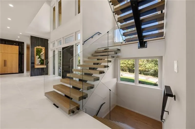 Look at these gorgeous floating stairs!!