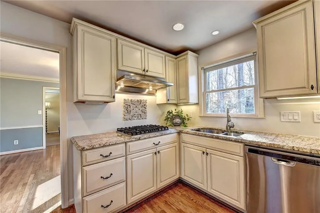125 Hunters Glen Court Ne, Sandy Springs, Georgia 30328, 5 Bedrooms Bedrooms, ,3 BathroomsBathrooms,Residential,Sold,125 Hunters Glen Court Ne,6505766