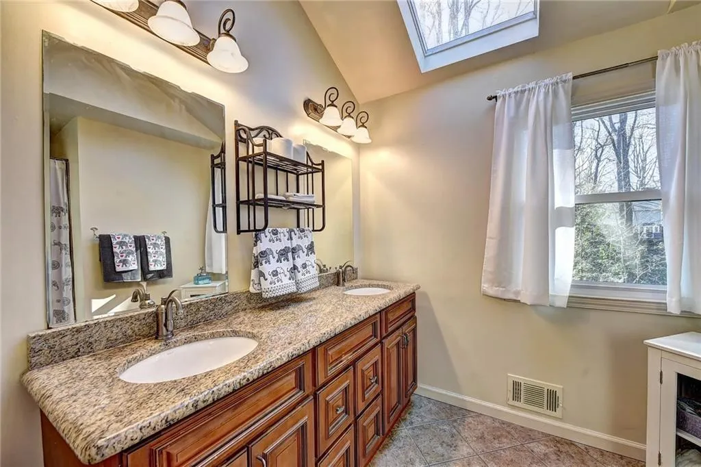 125 Hunters Glen Court Ne, Sandy Springs, Georgia 30328, 5 Bedrooms Bedrooms, ,3 BathroomsBathrooms,Residential,Sold,125 Hunters Glen Court Ne,6505766