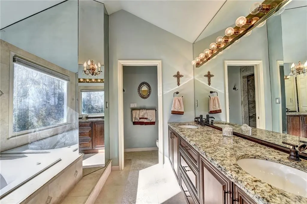 125 Hunters Glen Court Ne, Sandy Springs, Georgia 30328, 5 Bedrooms Bedrooms, ,3 BathroomsBathrooms,Residential,Sold,125 Hunters Glen Court Ne,6505766