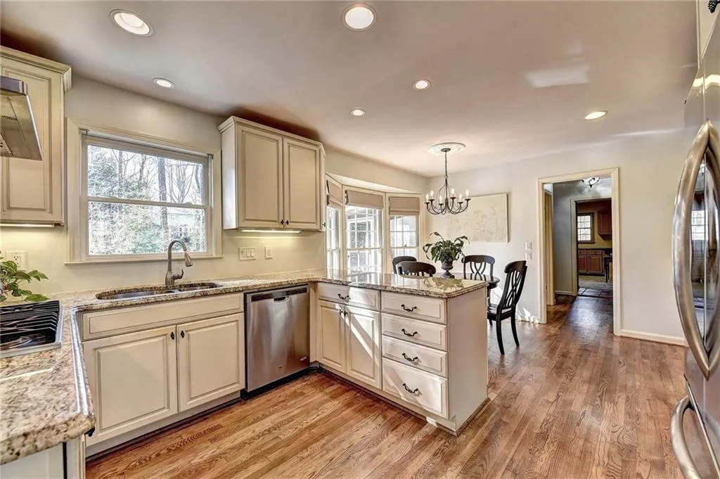 125 Hunters Glen Court Ne, Sandy Springs, Georgia 30328, 5 Bedrooms Bedrooms, ,3 BathroomsBathrooms,Residential,Sold,125 Hunters Glen Court Ne,6505766