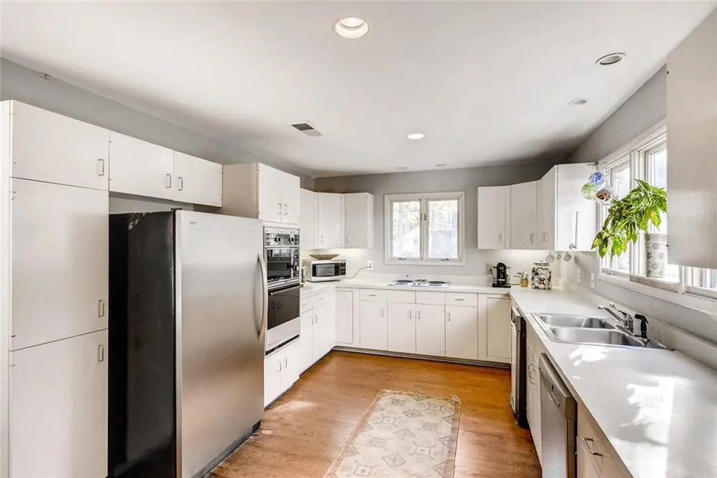 135 River North Drive, Sandy Springs, Georgia 30328, 3 Bedrooms Bedrooms, ,3 BathroomsBathrooms,Residential,Sold,135 River North Drive,6115416