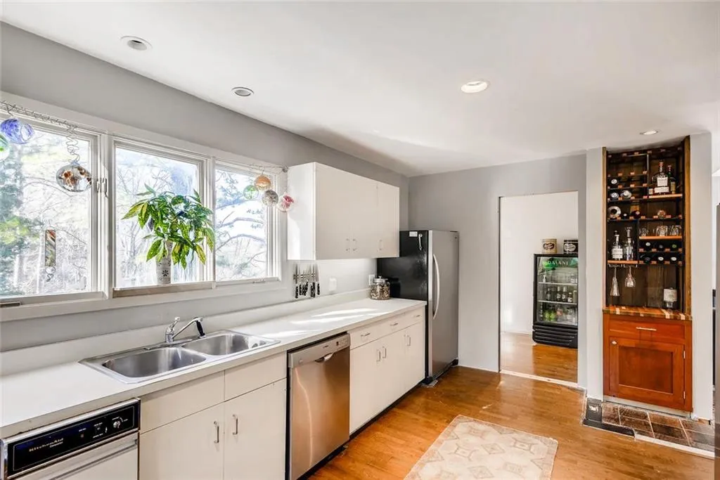 135 River North Drive, Sandy Springs, Georgia 30328, 3 Bedrooms Bedrooms, ,3 BathroomsBathrooms,Residential,Sold,135 River North Drive,6115416