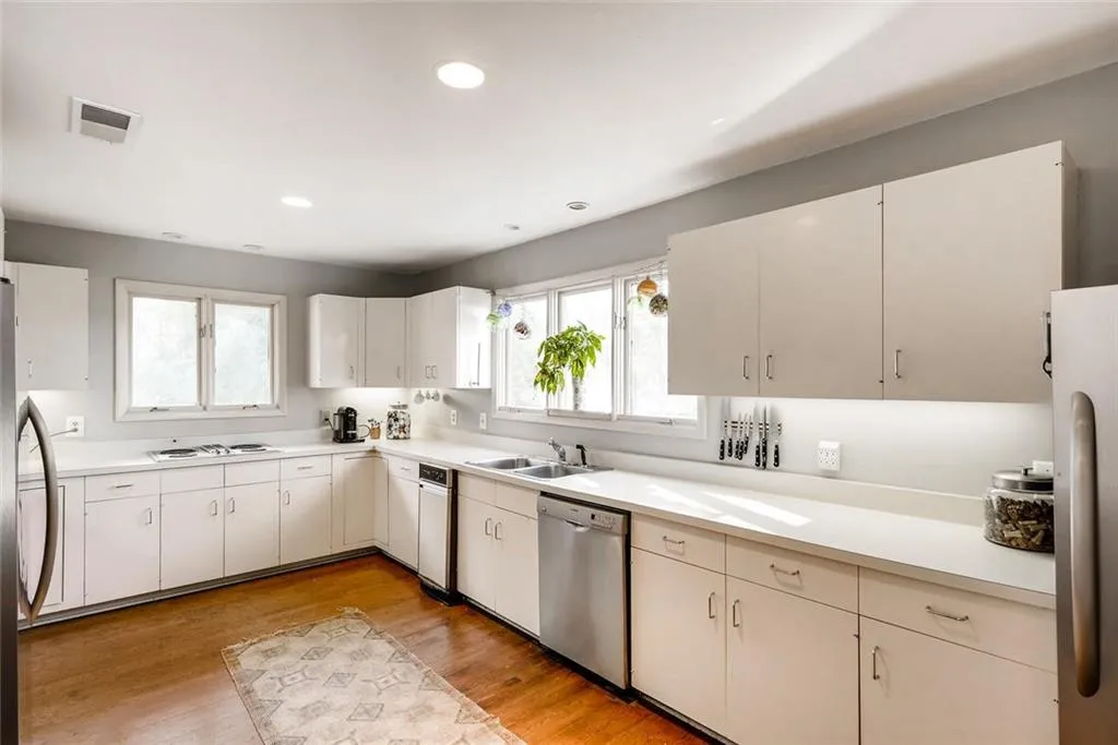 135 River North Drive, Sandy Springs, Georgia 30328, 3 Bedrooms Bedrooms, ,3 BathroomsBathrooms,Residential,Sold,135 River North Drive,6115416