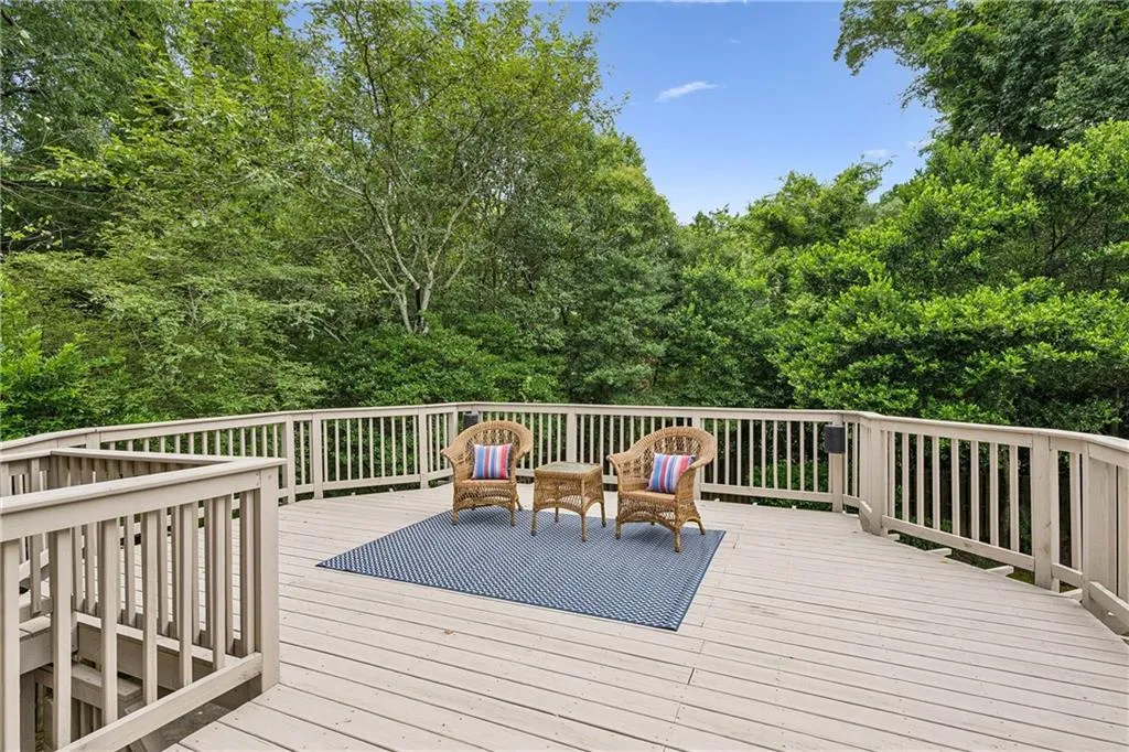 Expansive entertainer's deck