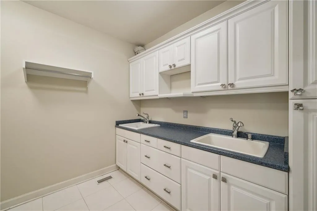 Laundry room with two sinks, one is jetted