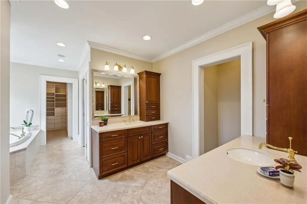 Ensuite primary bathroom