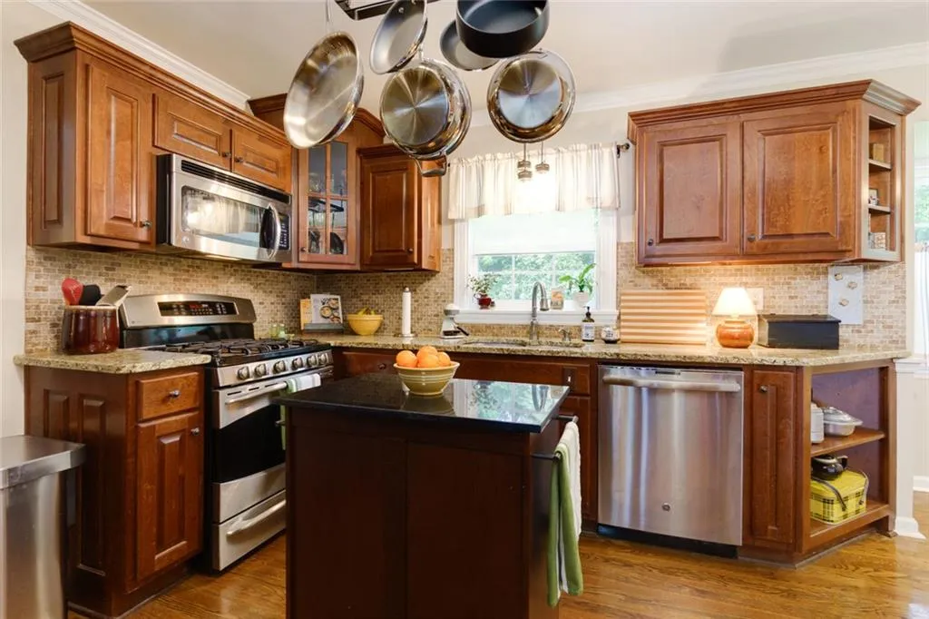 690 Glenforest Road, Sandy Springs, Georgia 30328, 4 Bedrooms Bedrooms, ,2 BathroomsBathrooms,Residential,Sold,690 Glenforest Road,7573648