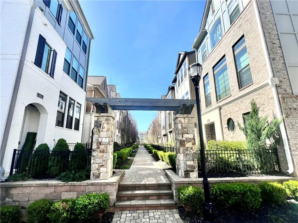 579 Broadview Place Ne, Atlanta, Georgia 30324, 3 Bedrooms Bedrooms, 0 ,3 BathroomsBathrooms,Residential,For Sale,579 Broadview Place Ne,7736091
