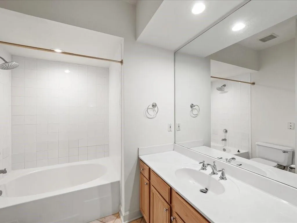 3777 Peachtree Road Ne Unit 213, Atlanta, Georgia 30319, 1 Bedroom Bedrooms, ,1 BathroomBathrooms,Residential,For Sale,3777 Peachtree Road Ne Unit 213,7637157