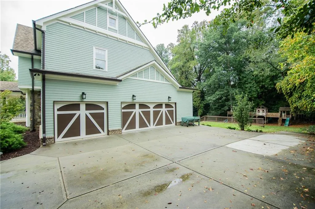 6400 Bridgewood Valley Road, Sandy Springs, Georgia 30328, 5 Bedrooms Bedrooms, ,5 BathroomsBathrooms,Residential,Sold,6400 Bridgewood Valley Road,6795147