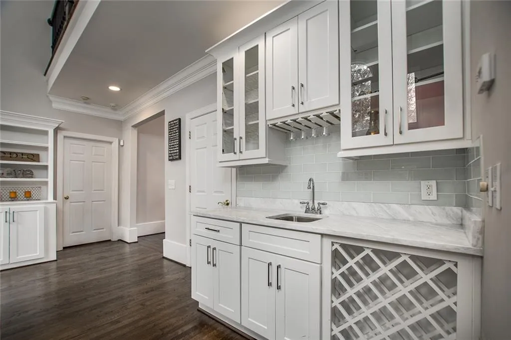 245 Ledgemont Court, Atlanta, Georgia 30342, 5 Bedrooms Bedrooms, ,4 BathroomsBathrooms,Residential,Sold,245 Ledgemont Court,5944830