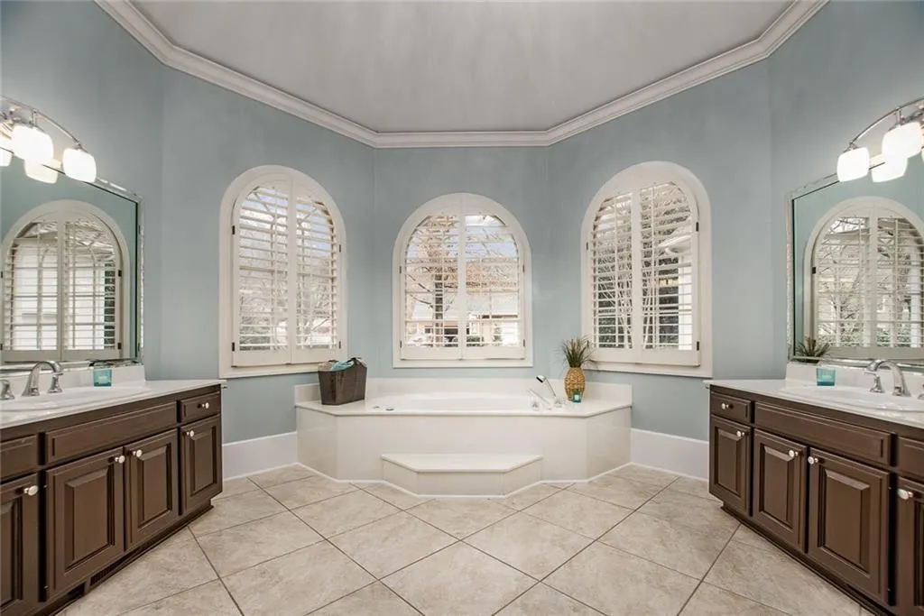 245 Ledgemont Court, Atlanta, Georgia 30342, 5 Bedrooms Bedrooms, ,4 BathroomsBathrooms,Residential,Sold,245 Ledgemont Court,5944830