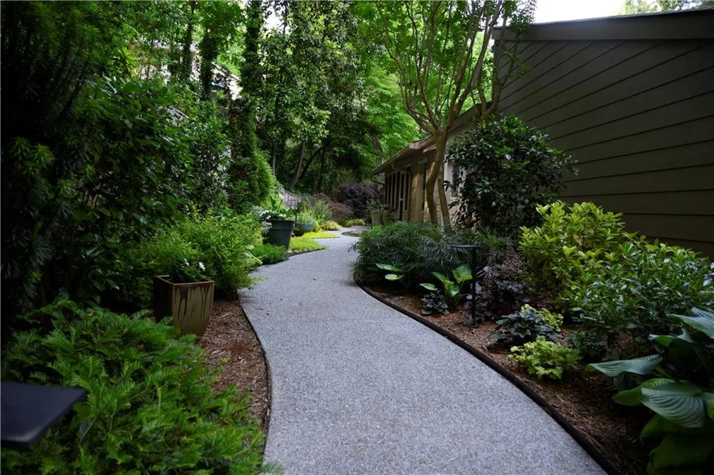 300 Idlewood Court, Sandy Springs, Georgia 30327, 4 Bedrooms Bedrooms, ,3 BathroomsBathrooms,Residential,Sold,300 Idlewood Court,6841303