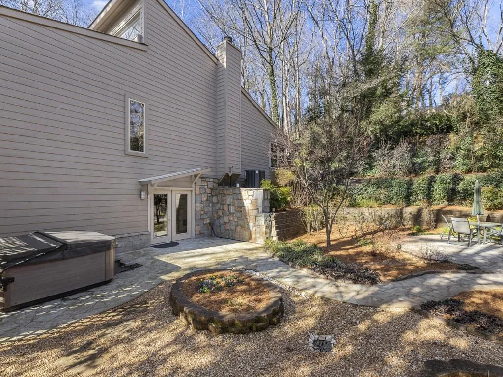 300 Idlewood Court, Sandy Springs, Georgia 30327, 4 Bedrooms Bedrooms, ,3 BathroomsBathrooms,Residential,Sold,300 Idlewood Court,6841303