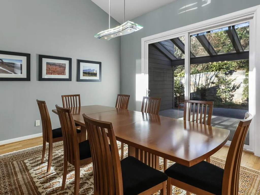 300 Idlewood Court, Sandy Springs, Georgia 30327, 4 Bedrooms Bedrooms, ,3 BathroomsBathrooms,Residential,Sold,300 Idlewood Court,6841303