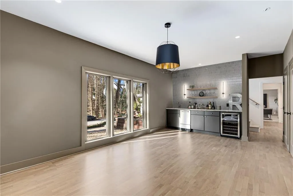 Bar/Entertaining room