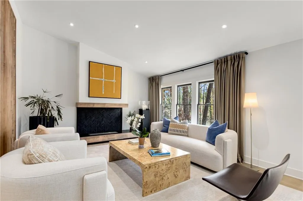 Living or Formal Dining Area