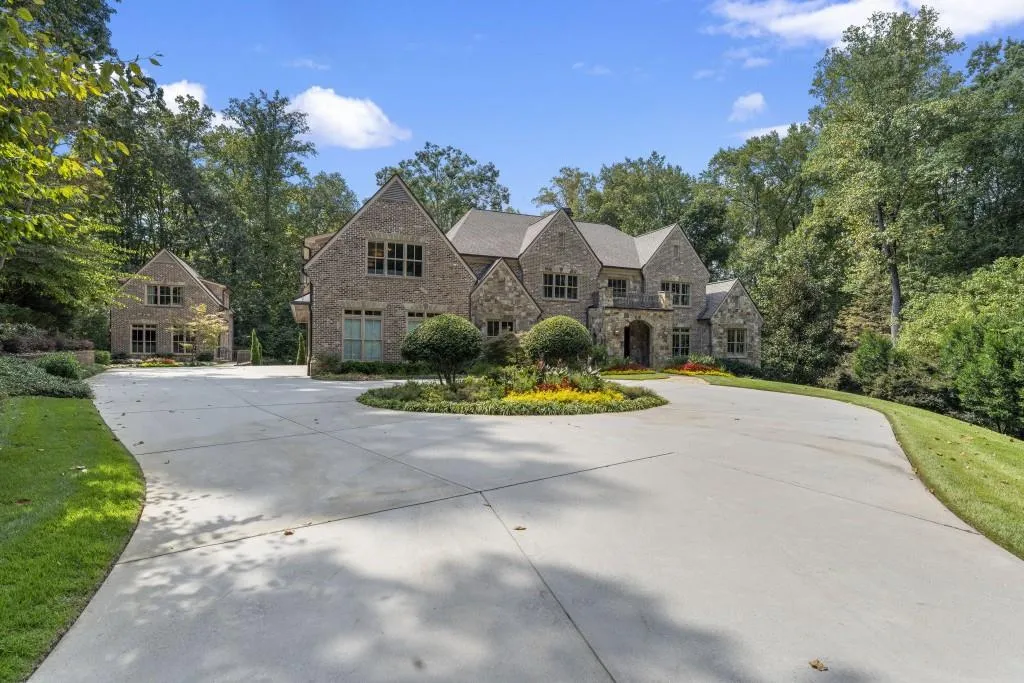 439 Tara Trail, Sandy Springs, Georgia 30327, 8 Bedrooms Bedrooms, ,9 BathroomsBathrooms,Residential,For Sale,439 Tara Trail,7736187