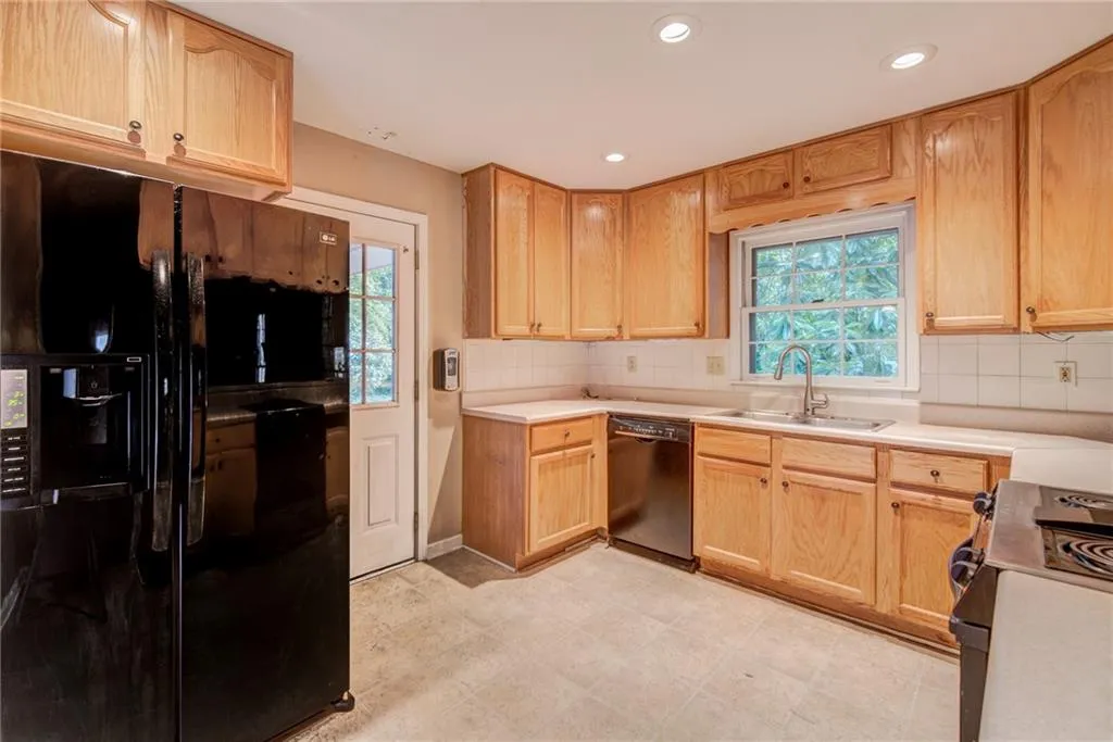6476 Whispering Trail, Sandy Springs, Georgia 30328, 4 Bedrooms Bedrooms, ,3 BathroomsBathrooms,Residential,Sold,6476 Whispering Trail,7066130