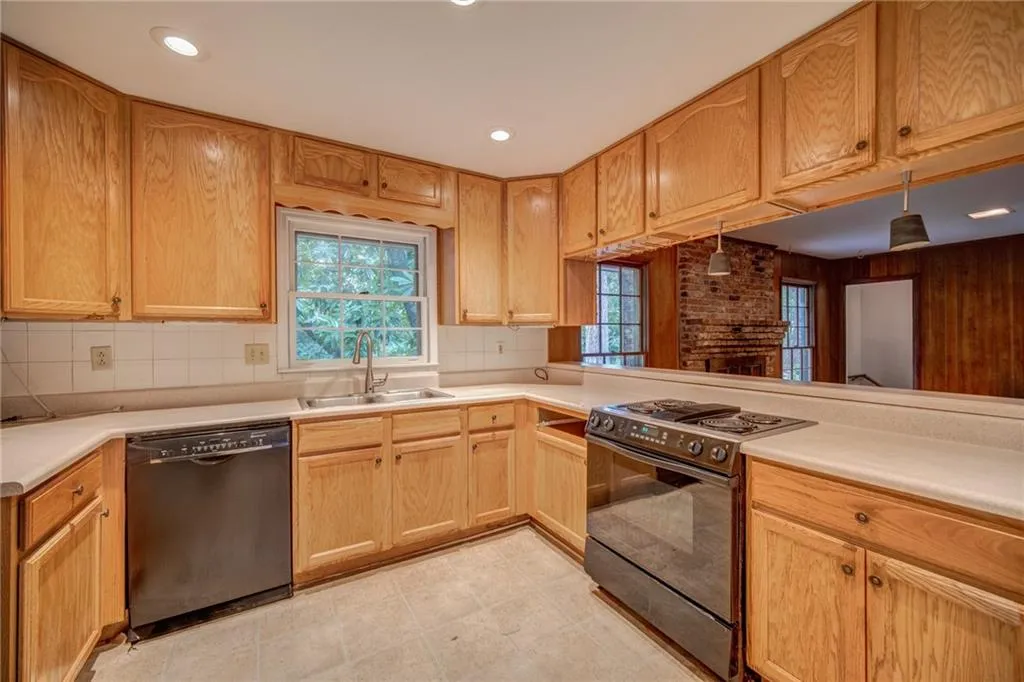6476 Whispering Trail, Sandy Springs, Georgia 30328, 4 Bedrooms Bedrooms, ,3 BathroomsBathrooms,Residential,Sold,6476 Whispering Trail,7066130