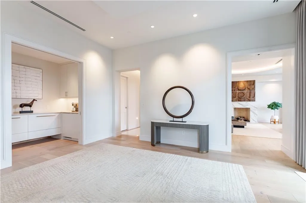 3376 Peachtree Road Ne Unit 32a, Atlanta, Georgia 30326, 2 Bedrooms Bedrooms, 0 ,2 BathroomsBathrooms,Residential,For Sale,3376 Peachtree Road Ne Unit 32a,7716800