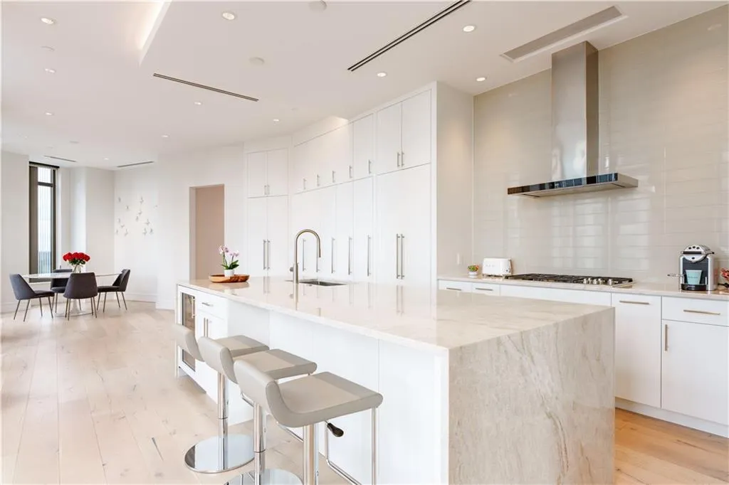 3376 Peachtree Road Ne Unit 32a, Atlanta, Georgia 30326, 2 Bedrooms Bedrooms, 0 ,2 BathroomsBathrooms,Residential,For Sale,3376 Peachtree Road Ne Unit 32a,7716800