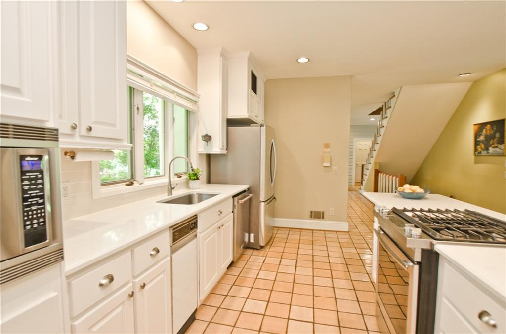 5520 Powers Ridge Court, Sandy Springs, Georgia 30327, 4 Bedrooms Bedrooms, ,3 BathroomsBathrooms,Residential,Sold,5520 Powers Ridge Court,7320685