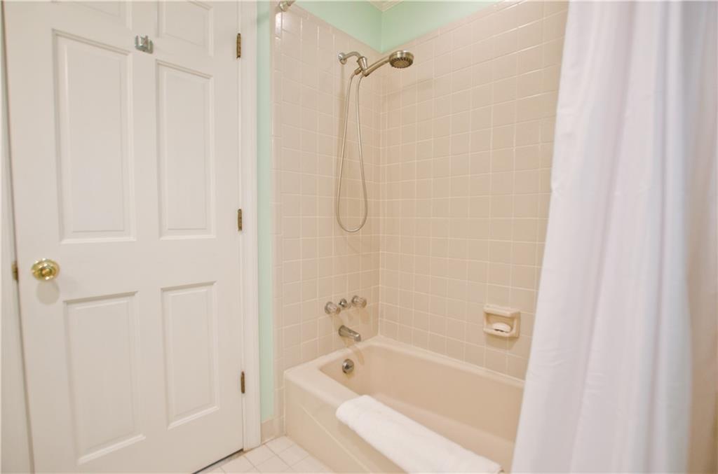 Upstairs full bath with vanity and tub/shower