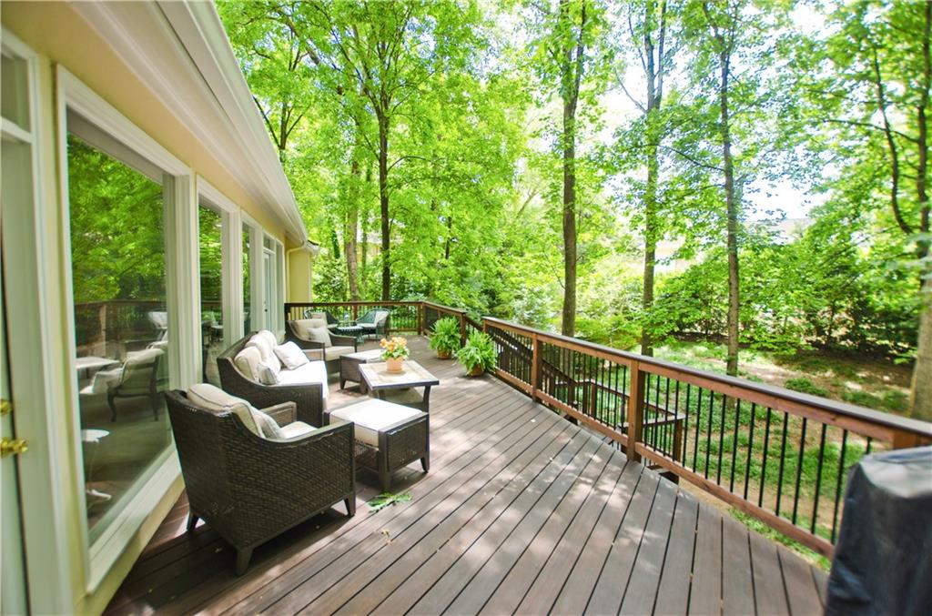 Huge deck that adjoins the den and living room