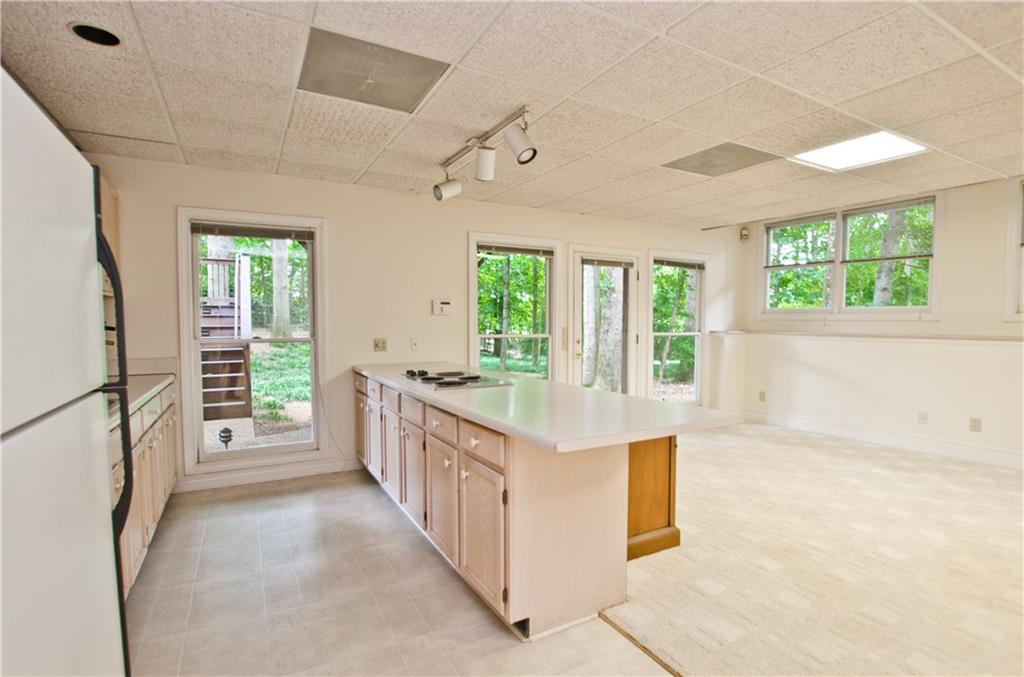 spacious terrace level apartment with full kitchen