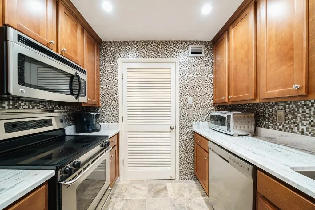 634 Granville Court, Sandy Springs, Georgia 30328, 2 Bedrooms Bedrooms, ,2 BathroomsBathrooms,Residential,Sold,634 Granville Court,6872107