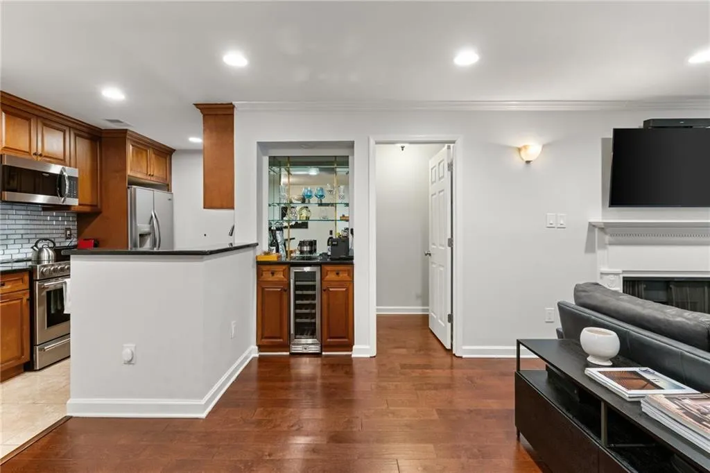 3203 Lenox Road Ne Unit 1, Atlanta, Georgia 30324, 2 Bedrooms Bedrooms, ,2 BathroomsBathrooms,Residential,For Sale,3203 Lenox Road Ne Unit 1,7612987