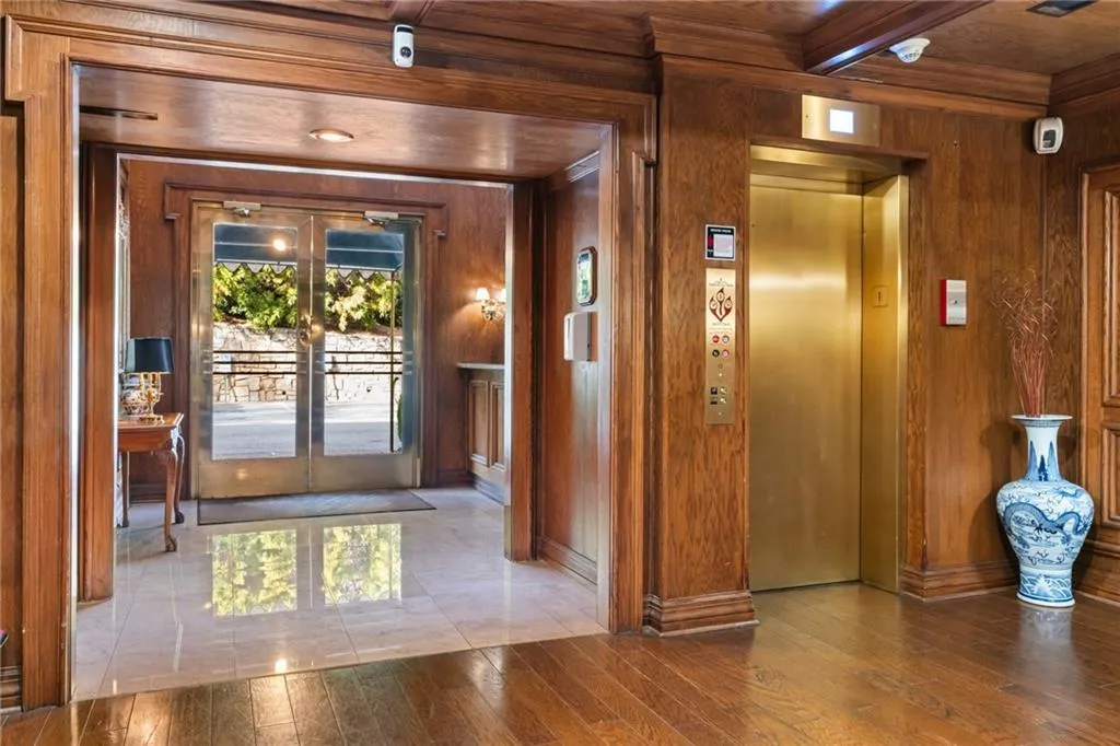 3203 Lenox Road Ne Unit 1, Atlanta, Georgia 30324, 2 Bedrooms Bedrooms, ,2 BathroomsBathrooms,Residential,For Sale,3203 Lenox Road Ne Unit 1,7612987