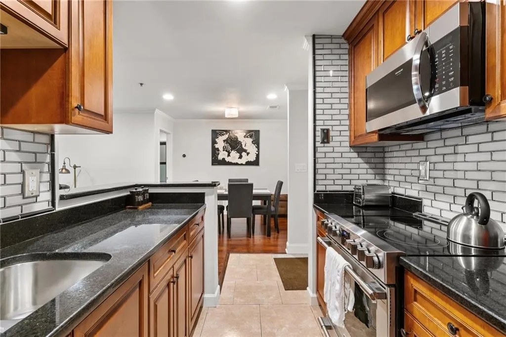 3203 Lenox Road Ne Unit 1, Atlanta, Georgia 30324, 2 Bedrooms Bedrooms, ,2 BathroomsBathrooms,Residential,For Sale,3203 Lenox Road Ne Unit 1,7612987