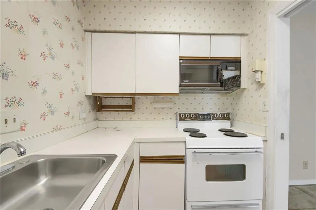 1421 Peachtree Street Unit 206, Atlanta, Georgia 30309, 2 Bedrooms Bedrooms, ,1 BathroomBathrooms,Residential,For Sale,1421 Peachtree Street Unit 206,7639155