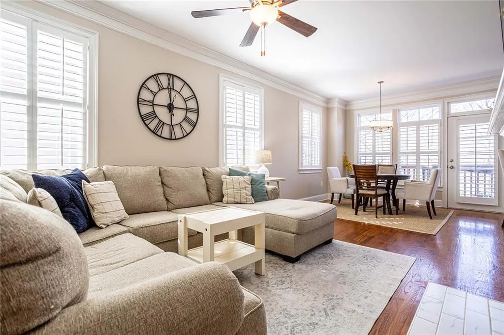 5472 Glenridge View, Sandy Springs, Georgia 30342, 2 Bedrooms Bedrooms, ,2 BathroomsBathrooms,Residential,Sold,5472 Glenridge View,7017434
