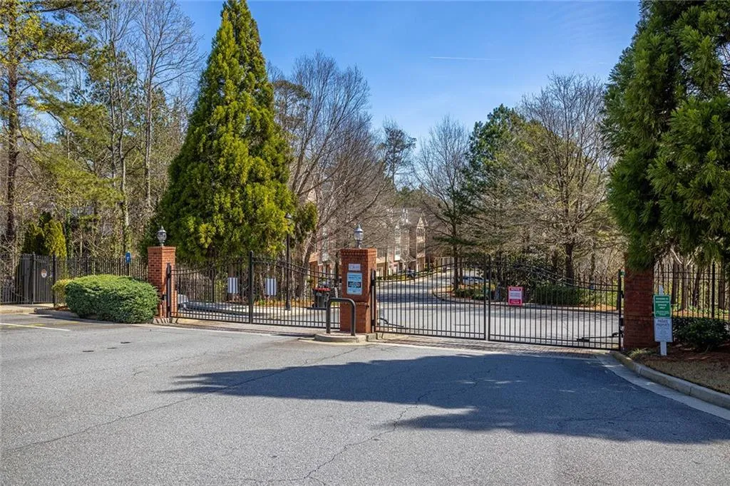 5472 Glenridge View, Sandy Springs, Georgia 30342, 2 Bedrooms Bedrooms, ,2 BathroomsBathrooms,Residential,Sold,5472 Glenridge View,7017434