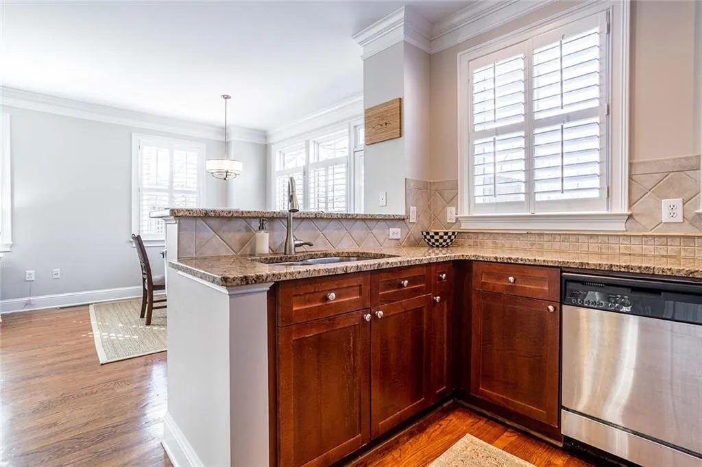 5472 Glenridge View, Sandy Springs, Georgia 30342, 2 Bedrooms Bedrooms, ,2 BathroomsBathrooms,Residential,Sold,5472 Glenridge View,7017434