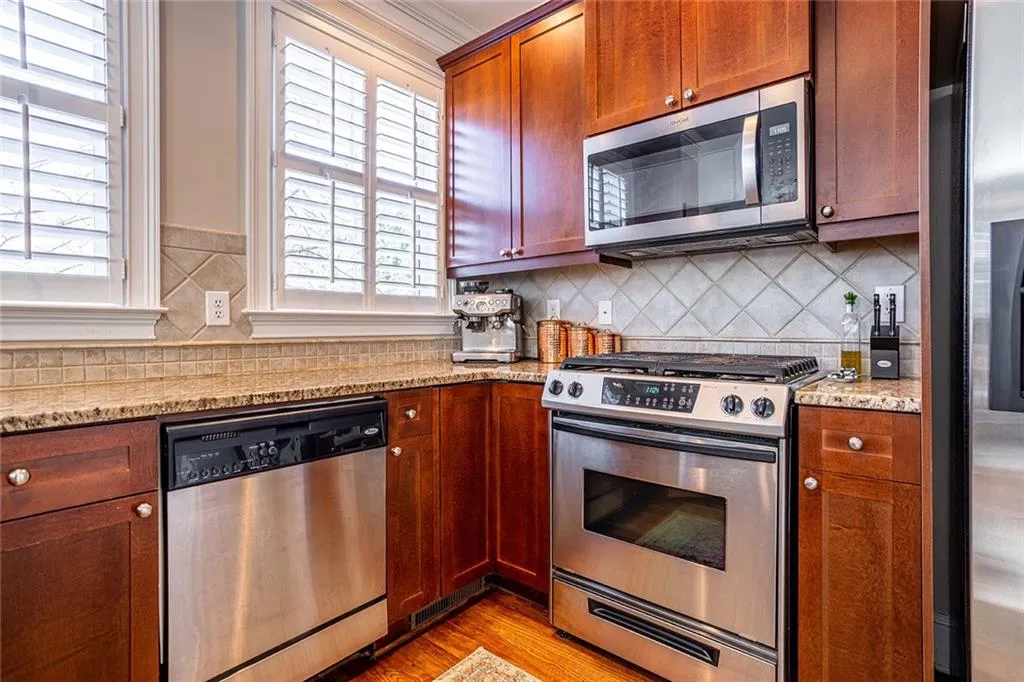5472 Glenridge View, Sandy Springs, Georgia 30342, 2 Bedrooms Bedrooms, ,2 BathroomsBathrooms,Residential,Sold,5472 Glenridge View,7017434