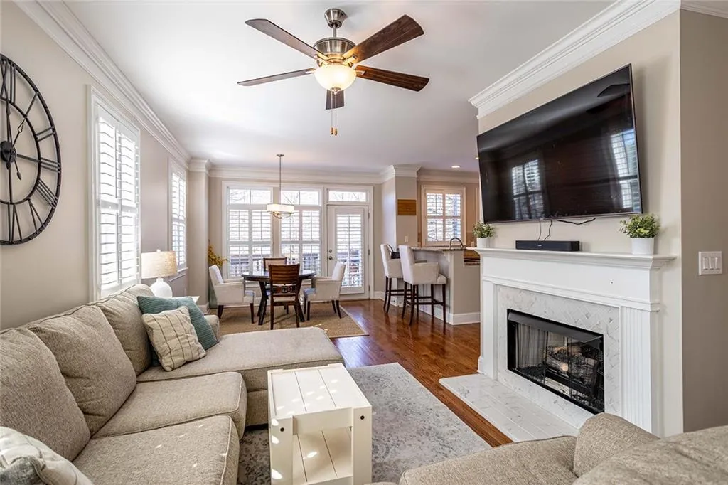5472 Glenridge View, Sandy Springs, Georgia 30342, 2 Bedrooms Bedrooms, ,2 BathroomsBathrooms,Residential,Sold,5472 Glenridge View,7017434