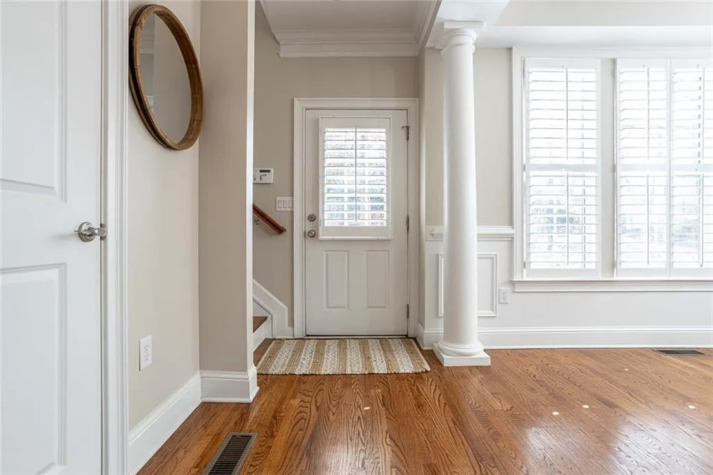 5472 Glenridge View, Sandy Springs, Georgia 30342, 2 Bedrooms Bedrooms, ,2 BathroomsBathrooms,Residential,Sold,5472 Glenridge View,7017434