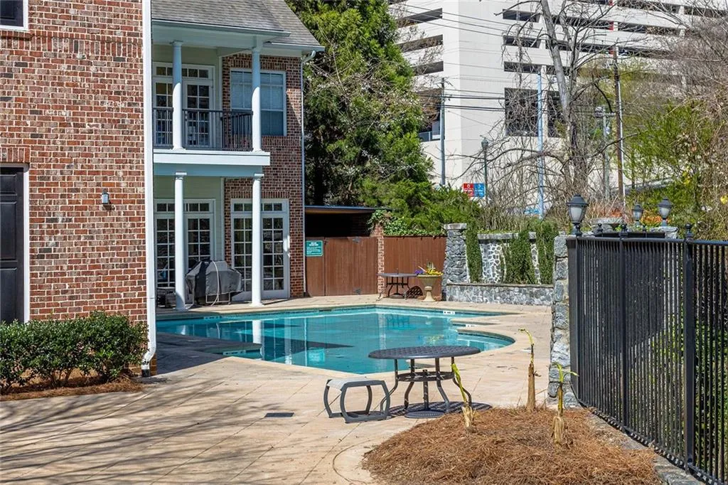 5472 Glenridge View, Sandy Springs, Georgia 30342, 2 Bedrooms Bedrooms, ,2 BathroomsBathrooms,Residential,Sold,5472 Glenridge View,7017434