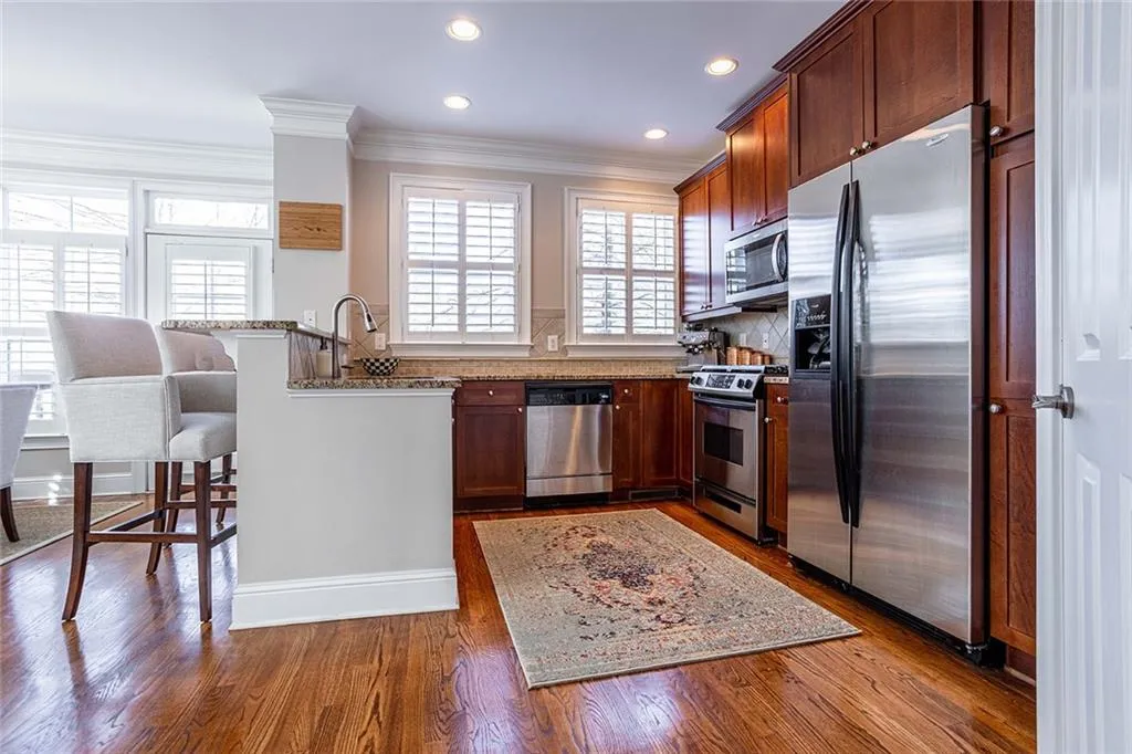 5472 Glenridge View, Sandy Springs, Georgia 30342, 2 Bedrooms Bedrooms, ,2 BathroomsBathrooms,Residential,Sold,5472 Glenridge View,7017434