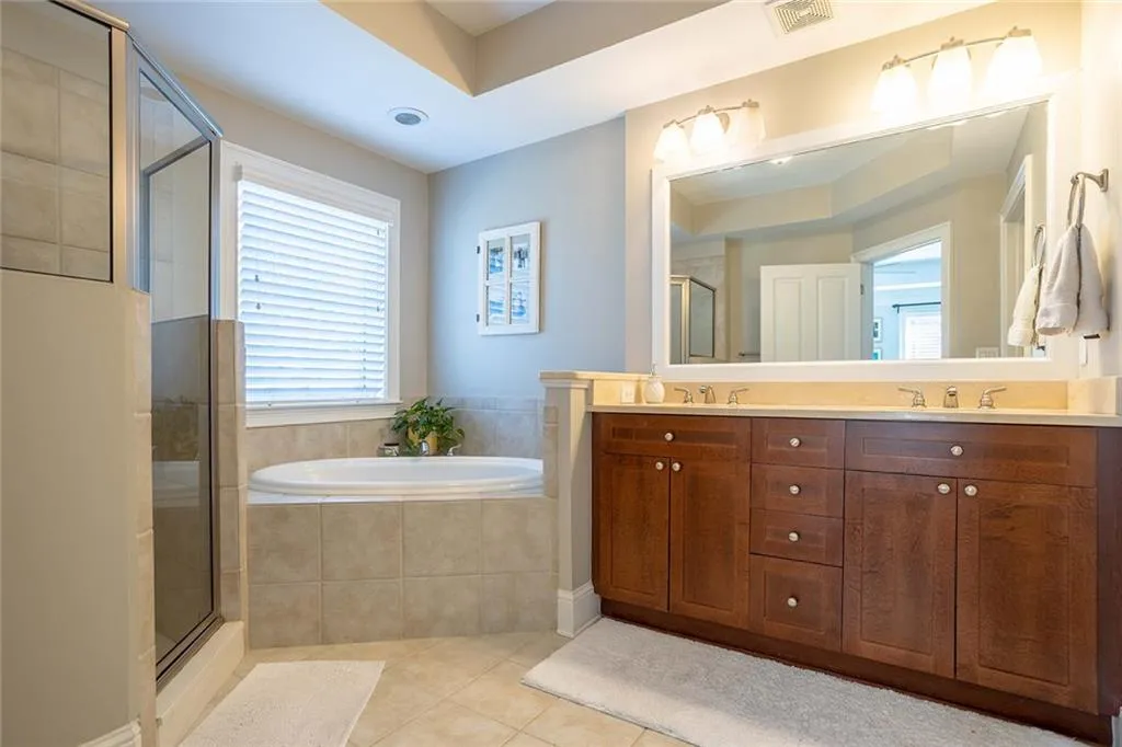 5472 Glenridge View, Sandy Springs, Georgia 30342, 2 Bedrooms Bedrooms, ,2 BathroomsBathrooms,Residential,Sold,5472 Glenridge View,7017434