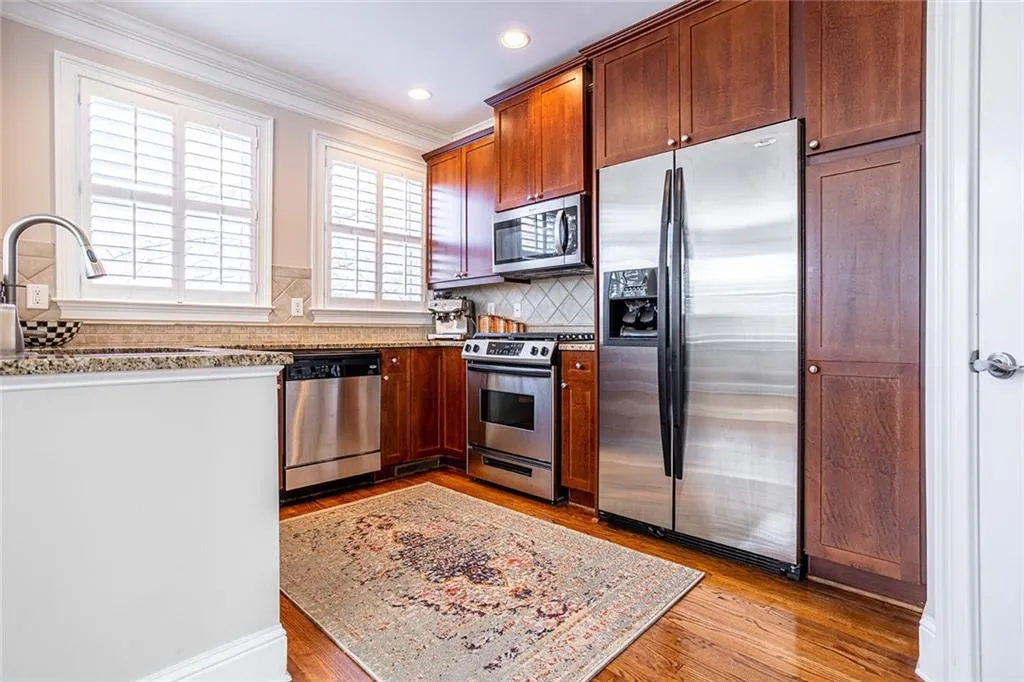 5472 Glenridge View, Sandy Springs, Georgia 30342, 2 Bedrooms Bedrooms, ,2 BathroomsBathrooms,Residential,Sold,5472 Glenridge View,7017434